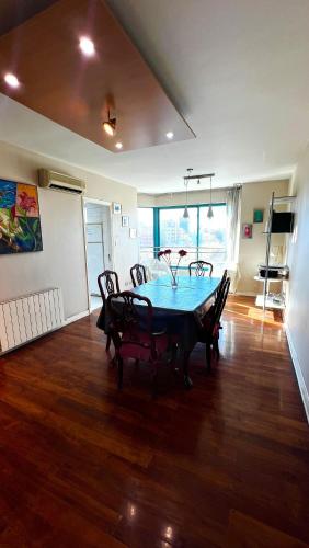 a dining room with a table and chairs at Precioso departamento en la mejor ubicación de Ciudad Mendoza, con piscina in Mendoza