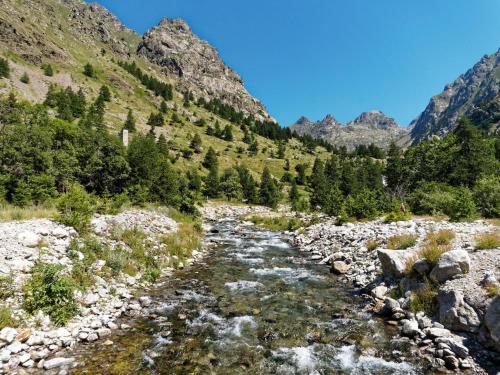 a river flows through a mountain valley at Gite de charme 3 étoiles in Belvédère