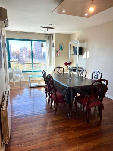 a dining room with a black table and chairs at Precioso departamento en la mejor ubicación de Ciudad Mendoza, con piscina in Mendoza