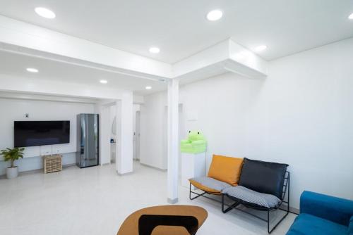 Una televisión o centro de entretenimiento en Tongyeong Stay Y Ho Pool Villa