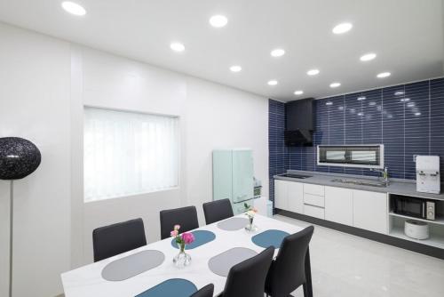 Una cocina o cocineta en Tongyeong Stay Y Ho Pool Villa