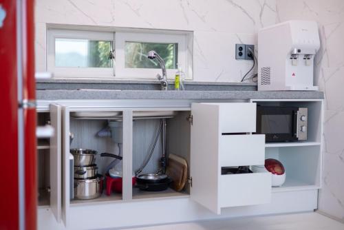 Una cocina o cocineta en Tongyeong Stay Y Ho Pool Villa