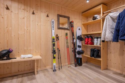 une chambre avec des skis et des snowboards sur le mur dans l'établissement Chalet Mélèze, aux Gets