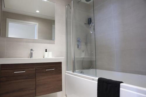 Un baño con bañera, lavabo y ducha. en The Mercury Suite with pool, en San Julián