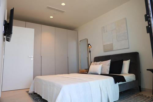 1 dormitorio con 1 cama grande y espejo en The Mercury Suite with pool, en San Julián