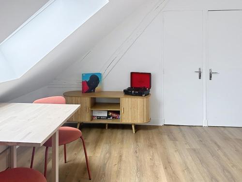 un salon avec une table et deux chaises dans l'établissement Le Mary - Côté Mairie, à Compiègne