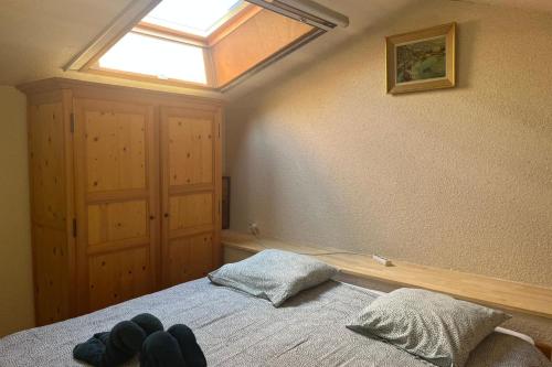 - une chambre avec un lit et une lucarne dans l'établissement Appartement avec balcon proche du Port de Santa Lucia, à Saint-Raphaël