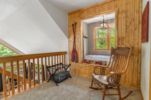 Ruang duduk di Three Little Birds by Simple Life Rentals