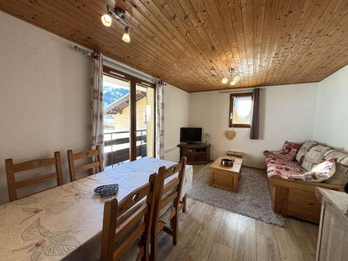 un salon avec une table et un canapé dans l'établissement Yéti 6 n° 8 : appartement rénové au Petit Chatel, à Châtel