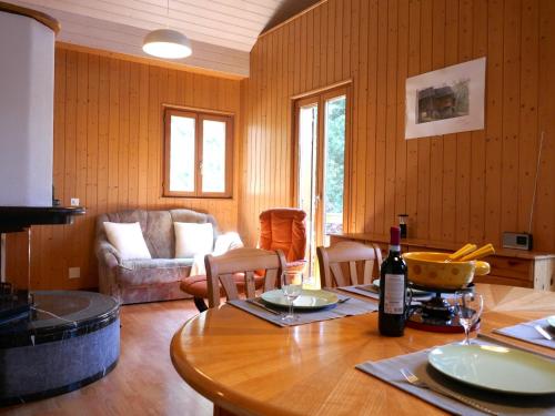 Posezení v ubytování Chalet Rustico Fortuna by Interhome
