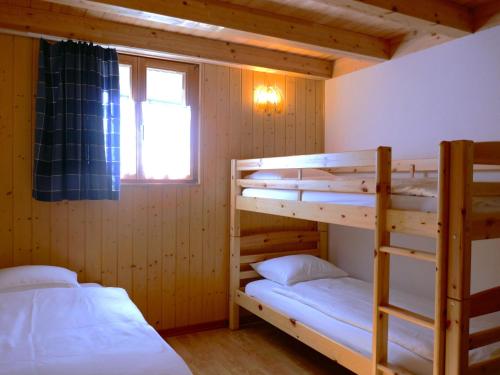 Ein Bett oder Betten in einem Zimmer der Unterkunft Chalet Rustico Fortuna by Interhome