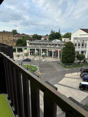 une vue d'un parking depuis un balcon dans l'établissement Agréable T2 centre ville, à Mont-de-Marsan