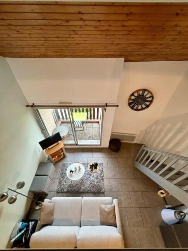 - un salon avec un canapé dans l'établissement Agréable T2 centre ville, à Mont-de-Marsan