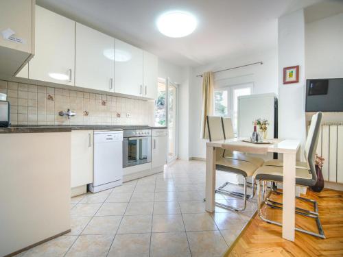Kuchyň nebo kuchyňský kout v ubytování Apartment Olga-2 by Interhome