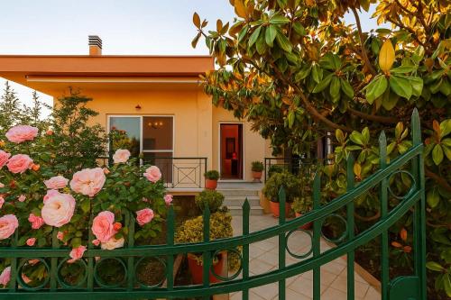 Fotografie z fotogalerie ubytování Stylish Seaside Home - Fully Equipped, big terrace v destinaci Kalamata