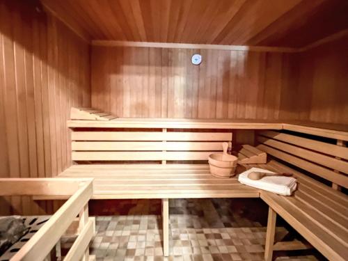 een sauna met houten wanden en houten vloeren en een avisor bij Apartment Sonnenmatt App- 12 by Interhome in Höchenschwand