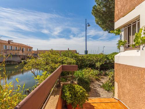 un banc sur une passerelle à côté d'une rivière dans l'établissement Apartment Les Palmiers by Interhome, à Hyères