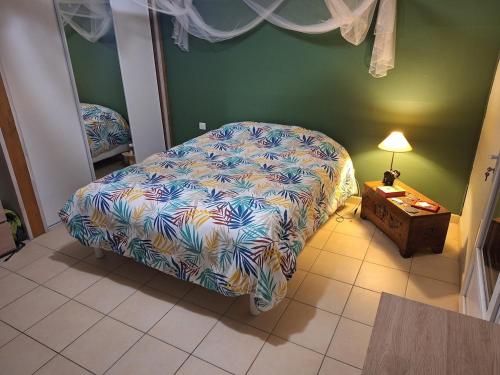 une petite chambre avec un lit et une table de chevet dans l'établissement Belle maison de campagne, à Puymiclan