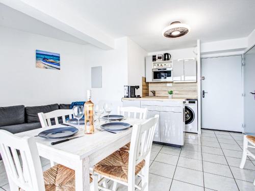 une salle à manger et une cuisine avec une table et des chaises dans l'établissement Apartment Copacabana-32 by Interhome, à Canet