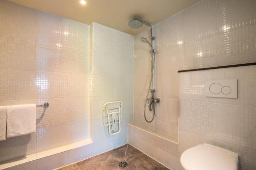 a bathroom with a shower and a toilet at Campanile Evry Est - Saint Germain les Corbeil in Saint-Germain-lès-Corbeil
