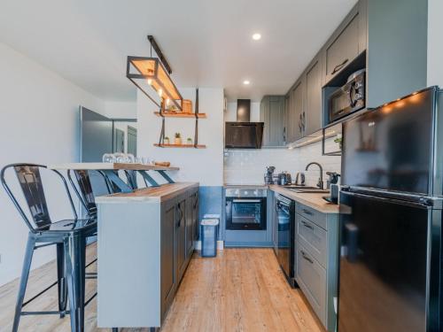 Il comprend une cuisine avec des appareils en acier inoxydable et du parquet. dans l'établissement Apartment Antigua-3 by Interhome, au Barcarès