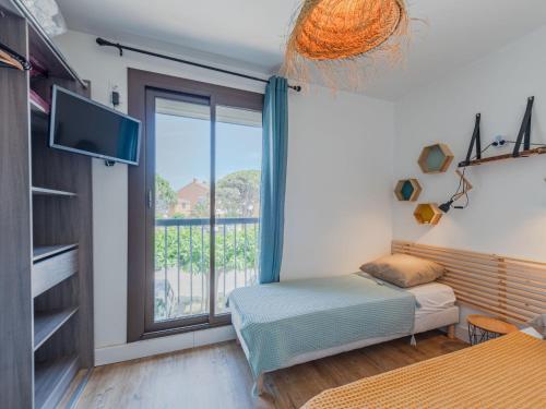 une chambre avec un lit et une grande fenêtre dans l'établissement Apartment Antigua-3 by Interhome, au Barcarès