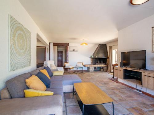 un salon avec un canapé et une télévision dans l'établissement Holiday Home Zita by Interhome, à Saint-Aygulf