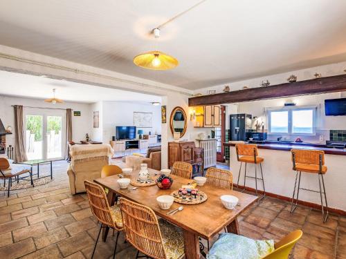 un salon avec une table et des chaises en bois dans l'établissement Holiday Home Zita by Interhome, à Saint-Aygulf