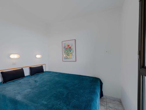 une chambre avec un lit avec une couverture verte dans l'établissement Apartment Caraibes-2 by Interhome, au Barcarès
