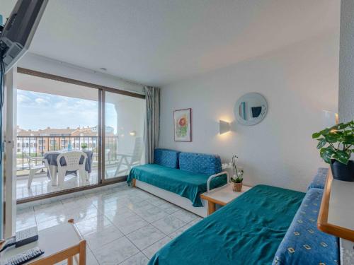 - un salon avec un lit et un balcon dans l'établissement Apartment Caraibes-2 by Interhome, au Barcarès