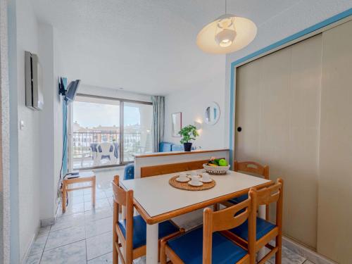 une cuisine et une salle à manger avec une table et des chaises dans l'établissement Apartment Caraibes-2 by Interhome, au Barcarès