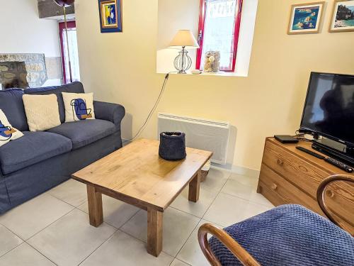 Μια τηλεόραση ή/και κέντρο ψυχαγωγίας στο Holiday Home Penty Landromiou by Interhome