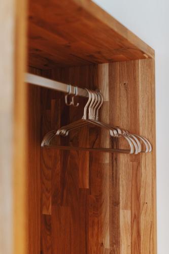 a close up of a metal rack on a wooden table at Man Met Bril Koffie Hotel in Rotterdam