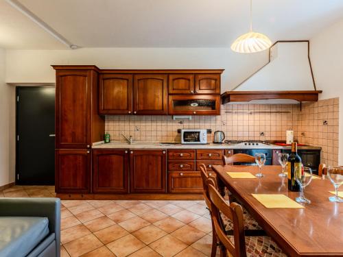 Kuchyň nebo kuchyňský kout v ubytování Apartment Casa Maya Ski & Bike by Interhome