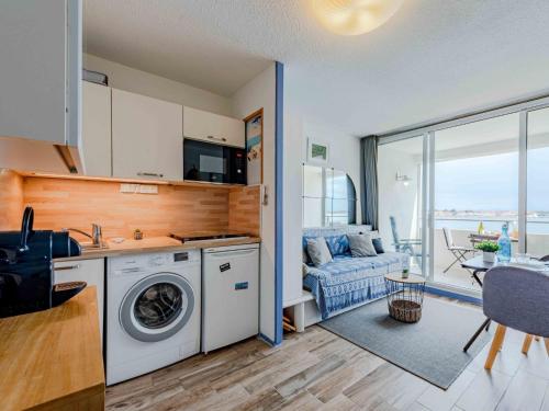une cuisine avec lave-linge et un salon dans l'établissement Apartment Les Marquises-8 by Interhome, au Barcarès