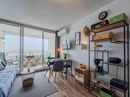 un salon avec un lit et une salle à manger dans l'établissement Apartment Les Marquises-8 by Interhome, au Barcarès