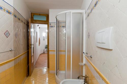 Casa Vacanza Opuntia في سبرلونغا: حمام مع دش ومرحاض