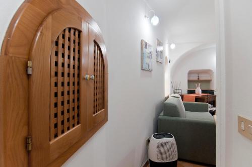 Casa Vacanza Opuntia في سبرلونغا: ممر فيه باب وكرسي أخضر