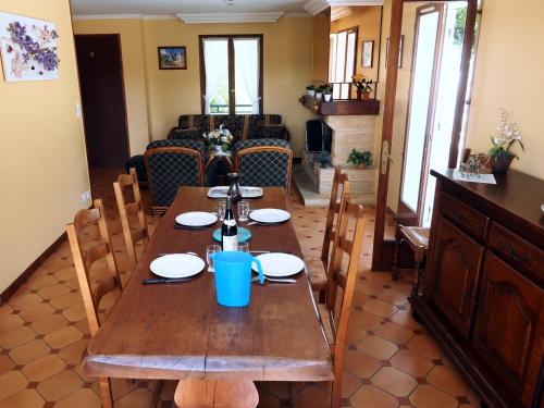 une salle à manger avec une table et des chaises en bois dans l'établissement Chez RAYMOND, à Ordizan