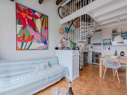 un salon avec un canapé et une cuisine dans l'établissement Apartment Antigua-8 by Interhome, au Barcarès