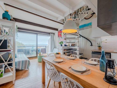 une cuisine avec une grande table en bois et des chaises dans l'établissement Apartment Antigua-8 by Interhome, au Barcarès