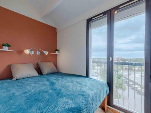une chambre avec un lit et une grande fenêtre dans l'établissement Apartment Antigua-8 by Interhome, au Barcarès