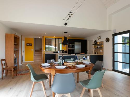 une cuisine et une salle à manger avec une table et des chaises en bois dans l'établissement Holiday Home Ty'vonne by Interhome, à Fouesnant