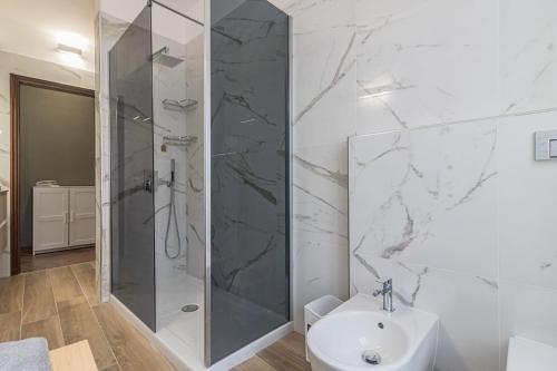 a bathroom with a shower and a toilet and a sink at Al Civico 11, elegante e silenziosa, nel pieno Centro di Lainate, comodo per Rho Fiera Milano in Lainate