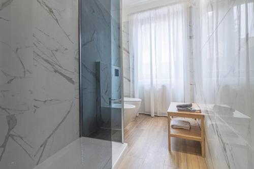 a bathroom with a glass shower and a toilet at Al Civico 11, elegante e silenziosa, nel pieno Centro di Lainate, comodo per Rho Fiera Milano in Lainate
