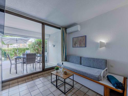 un salon avec un canapé et une table dans l'établissement Apartment Caraibes-4 by Interhome, au Barcarès