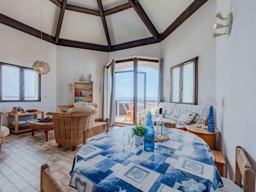 - un salon avec une table et une vue sur l'océan dans l'établissement Apartment Antigua-7 by Interhome, au Barcarès