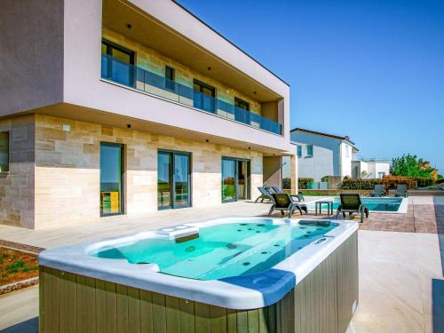 Kolam renang di atau dekat dengan Villa Lejla by Interhome