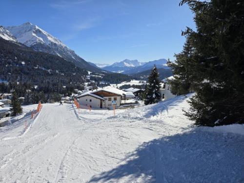 Το Apartment Ferienwohnung Sur Lai by Interhome τον χειμώνα