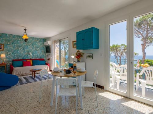 un salon avec une table, des chaises et un canapé dans l'établissement Apartment Boudi-ou by Interhome, à Anthéor